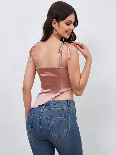 Erika | Kort rosa satin top med asymmetrisk design og snøring dame