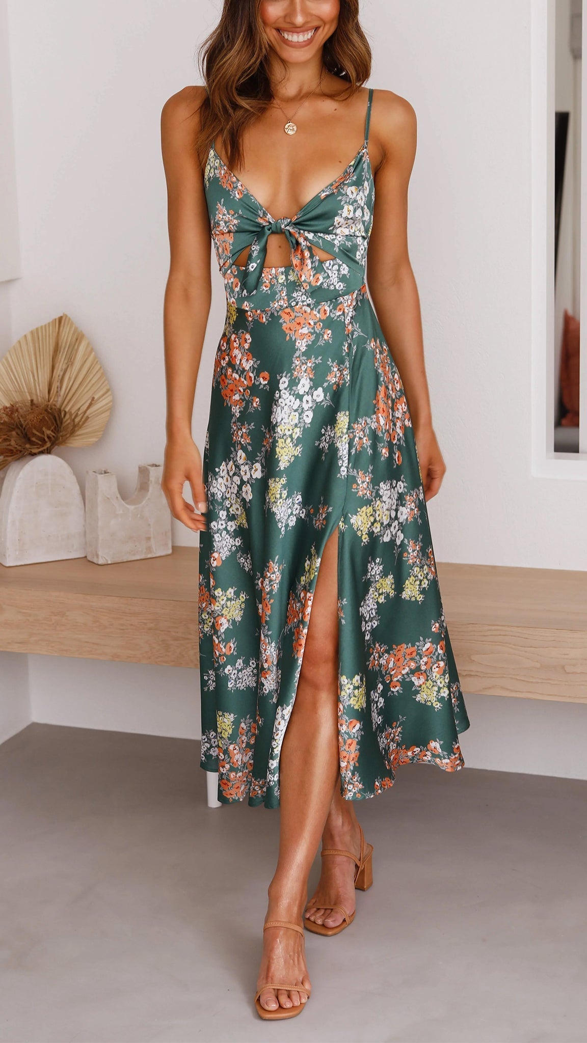 SATIN BLOMSTRET KJOLLE