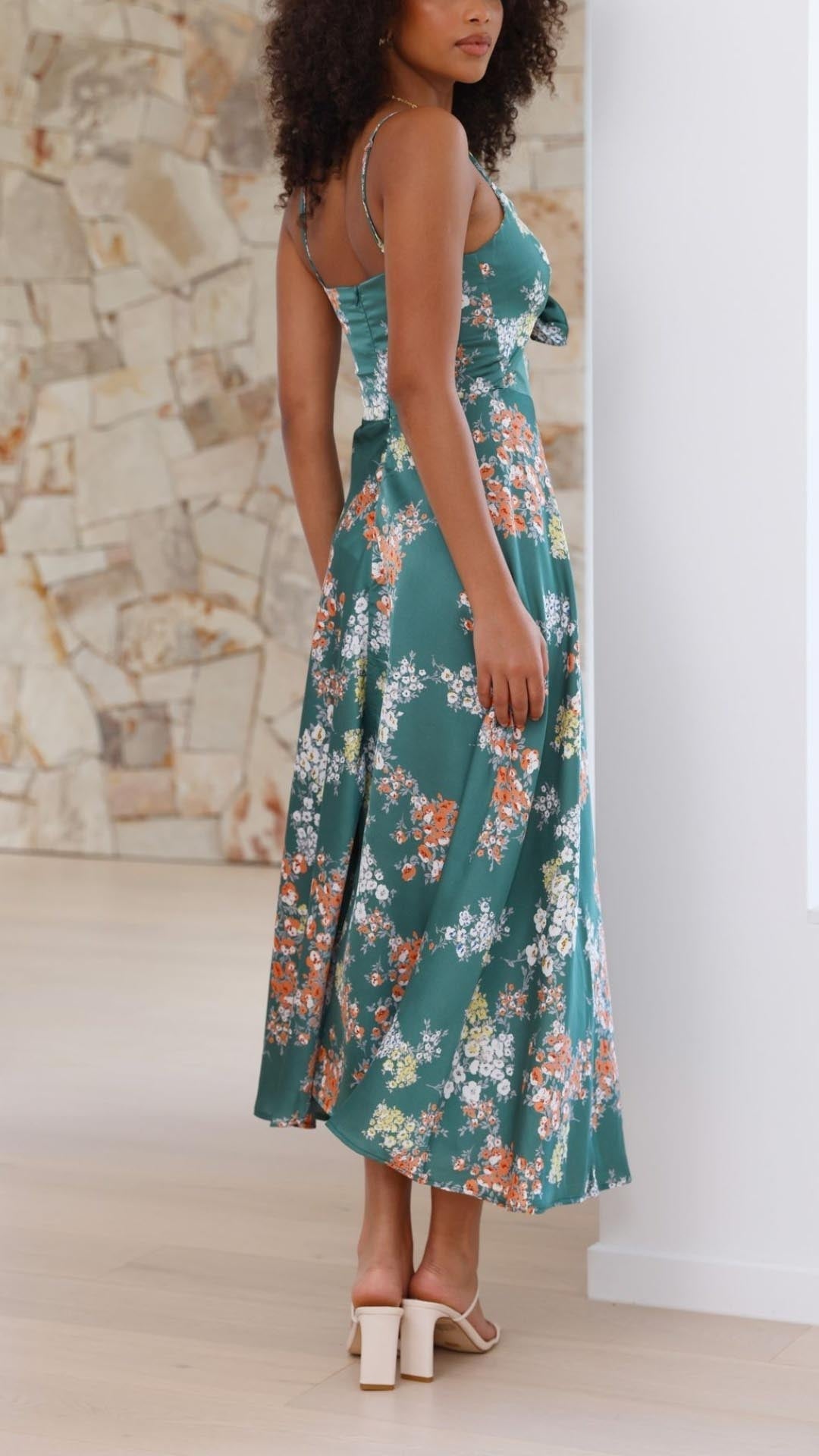 SATIN BLOMSTRET KJOLLE