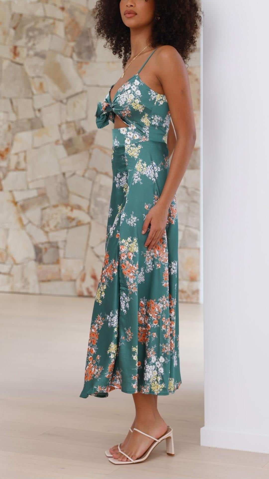 SATIN BLOMSTRET KJOLLE